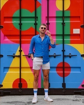 С чем носить синюю рубашку с длинным рукавом мужчине