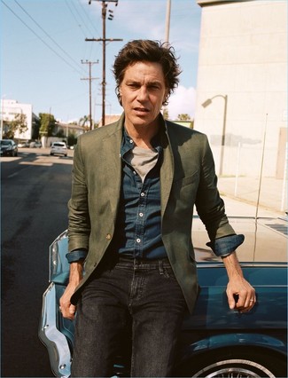 Как носить синюю рубашку с длинным рукавом с оливковым пиджаком мужчине