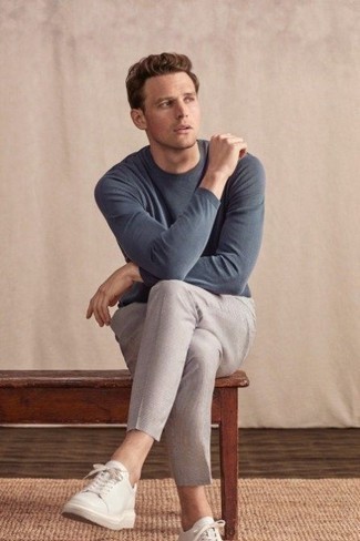 С чем носить синюю футболку с длинным рукавом мужчине