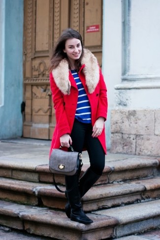 С чем носить синюю футболку с длинным рукавом женщине