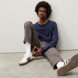 С чем носить синюю футболку с длинным рукавом мужчине