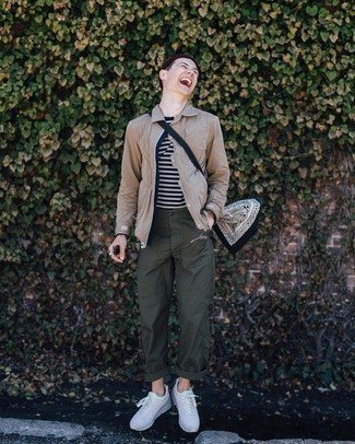 С чем носить синюю футболку с длинным рукавом мужчине