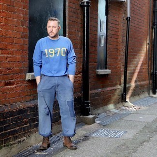 С чем носить синюю футболку с длинным рукавом мужчине