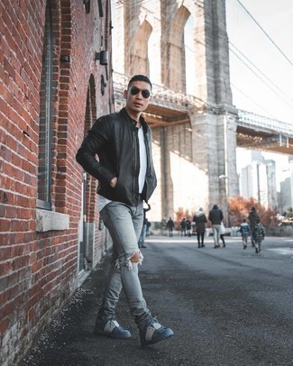 Как носить синие низкие кеды с черным кожаным бомбером мужчине