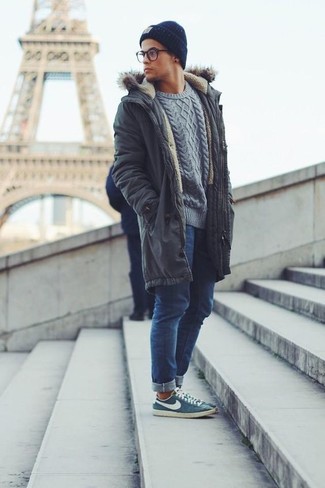 Какие вязаные свитера носить с синими низкими кедами мужчине