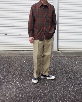 Какие брюки чинос носить с синими низкими кедами