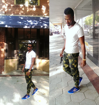 Какие брюки чинос носить с синими низкими кедами