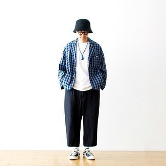 Какие брюки чинос носить с синими низкими кедами