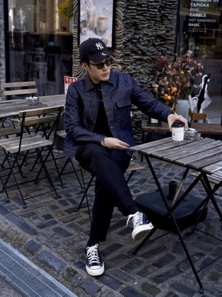 Какие брюки чинос носить с синими низкими кедами