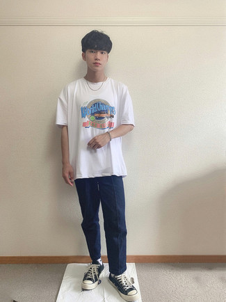 Какие брюки чинос носить с синими низкими кедами