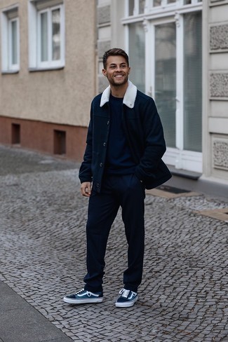 Какие брюки чинос носить с синими низкими кедами