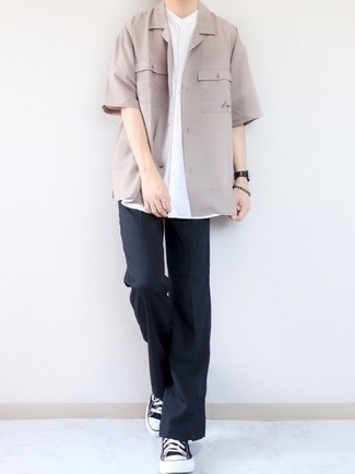 Какие брюки чинос носить с синими низкими кедами