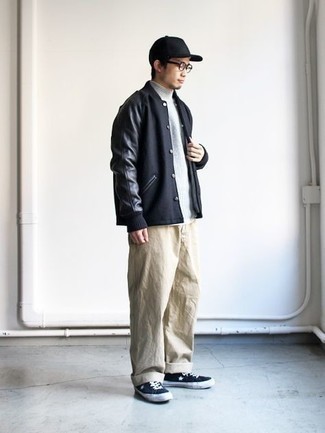 Какие брюки чинос носить с синими низкими кедами