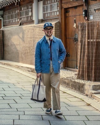 Какие брюки чинос носить с синими низкими кедами