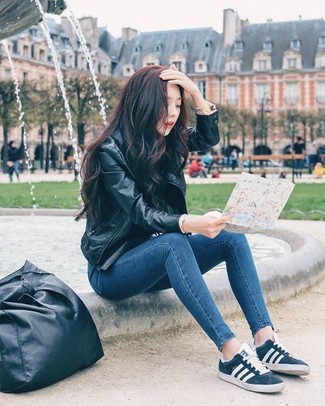 С чем носить синие низкие кеды женщине