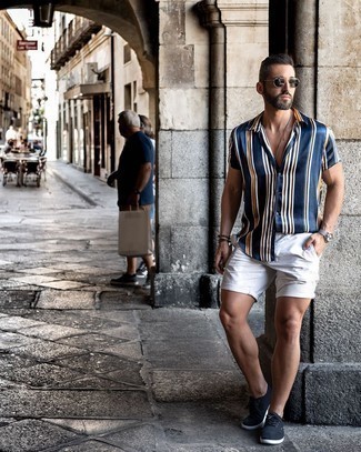 С чем носить синие низкие кеды мужчине