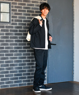 С чем носить синие низкие кеды мужчине