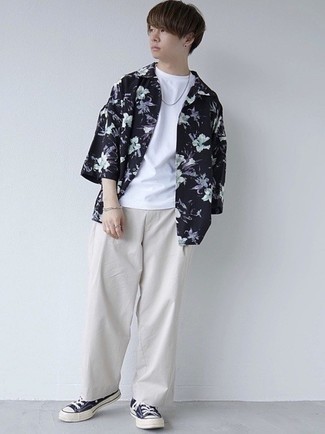 С чем носить синие низкие кеды мужчине