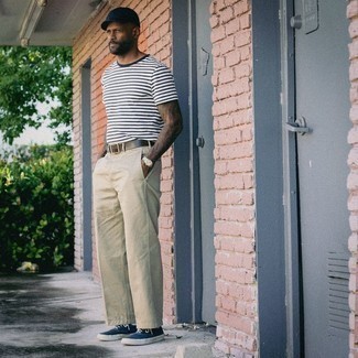 С чем носить синие низкие кеды мужчине