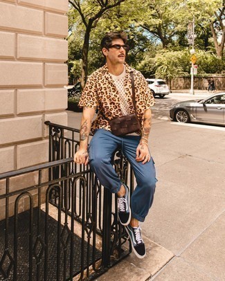 С чем носить синие низкие кеды мужчине