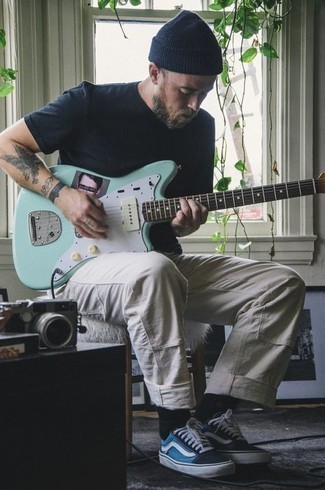 С чем носить синие низкие кеды мужчине