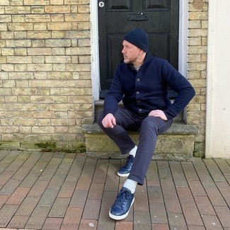 С чем носить синие низкие кеды мужчине