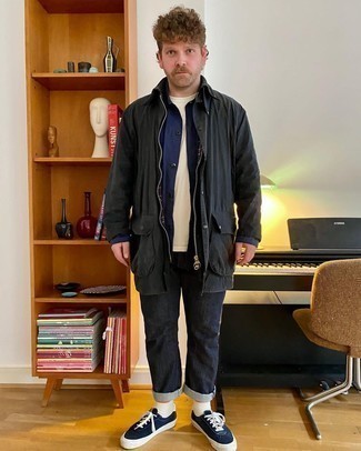 С чем носить синие низкие кеды мужчине