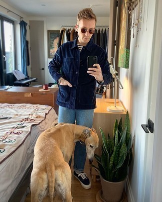 С чем носить синие низкие кеды мужчине