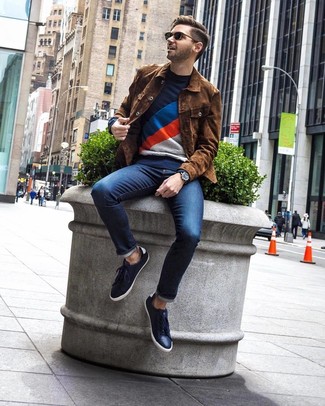 Как носить синие низкие кеды с темно-синими джинсами мужчине