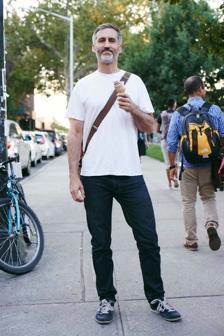 Как носить синие низкие кеды с темно-синими джинсами мужчине