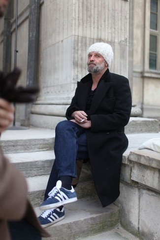 Как носить синие низкие кеды с темно-синими джинсами мужчине