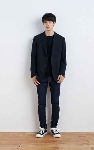 Как носить синие низкие кеды с темно-синими джинсами мужчине