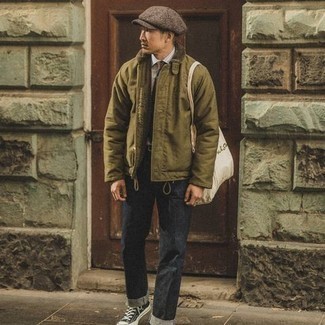 Как носить синие низкие кеды с темно-синими джинсами мужчине