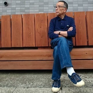 Как носить синие низкие кеды с темно-синими джинсами мужчине