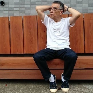 Как носить синие низкие кеды с темно-синими джинсами мужчине