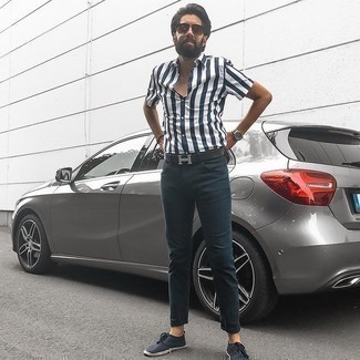 Как носить синие низкие кеды с темно-синими джинсами мужчине