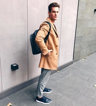 Какие длинные пальто носить с синими низкими кедами