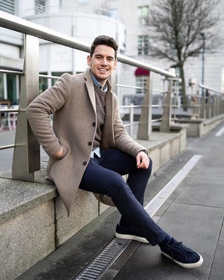 Какие длинные пальто носить с синими низкими кедами