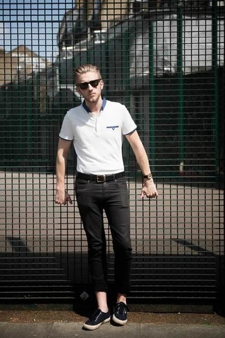 Какие футболки-поло носить с синими низкими кедами мужчине