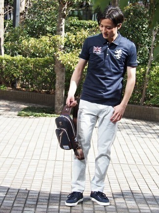 Какие футболки-поло носить с синими низкими кедами мужчине