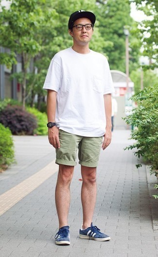 Какие шорты носить с синими низкими кедами мужчине