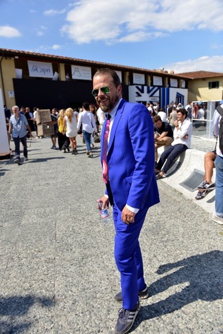 Какие костюмы носить с синими низкими кедами