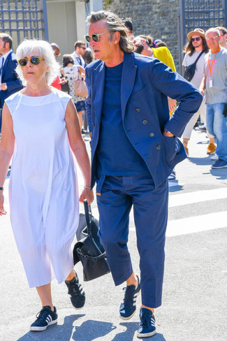 Какие костюмы носить с синими низкими кедами