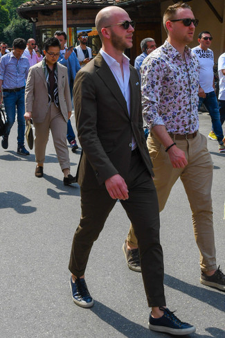 Какие костюмы носить с синими низкими кедами