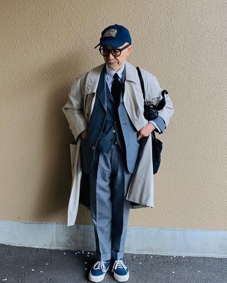 Какие костюмы носить с синими низкими кедами