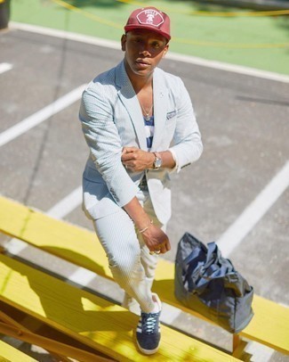 Какие костюмы носить с синими низкими кедами