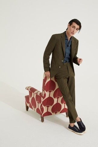 Какие костюмы носить с синими низкими кедами