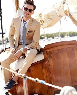 Какие костюмы носить с синими низкими кедами