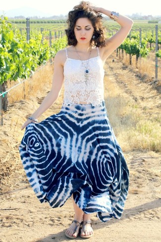 Какие укороченные топы носить с синей длинной юбкой