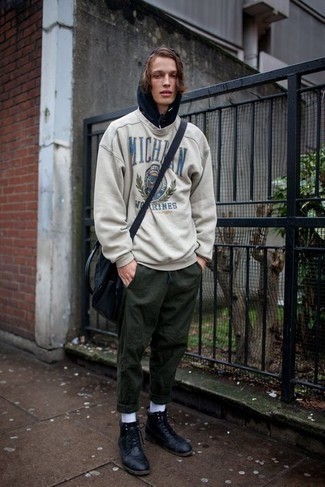 С чем носить синюю сумку почтальона